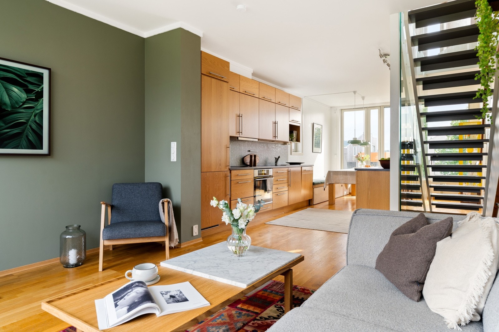 Etasjen bærer preg av en romslig og åpen utførelse med plass til flere oppholdssoner. Galleribilde