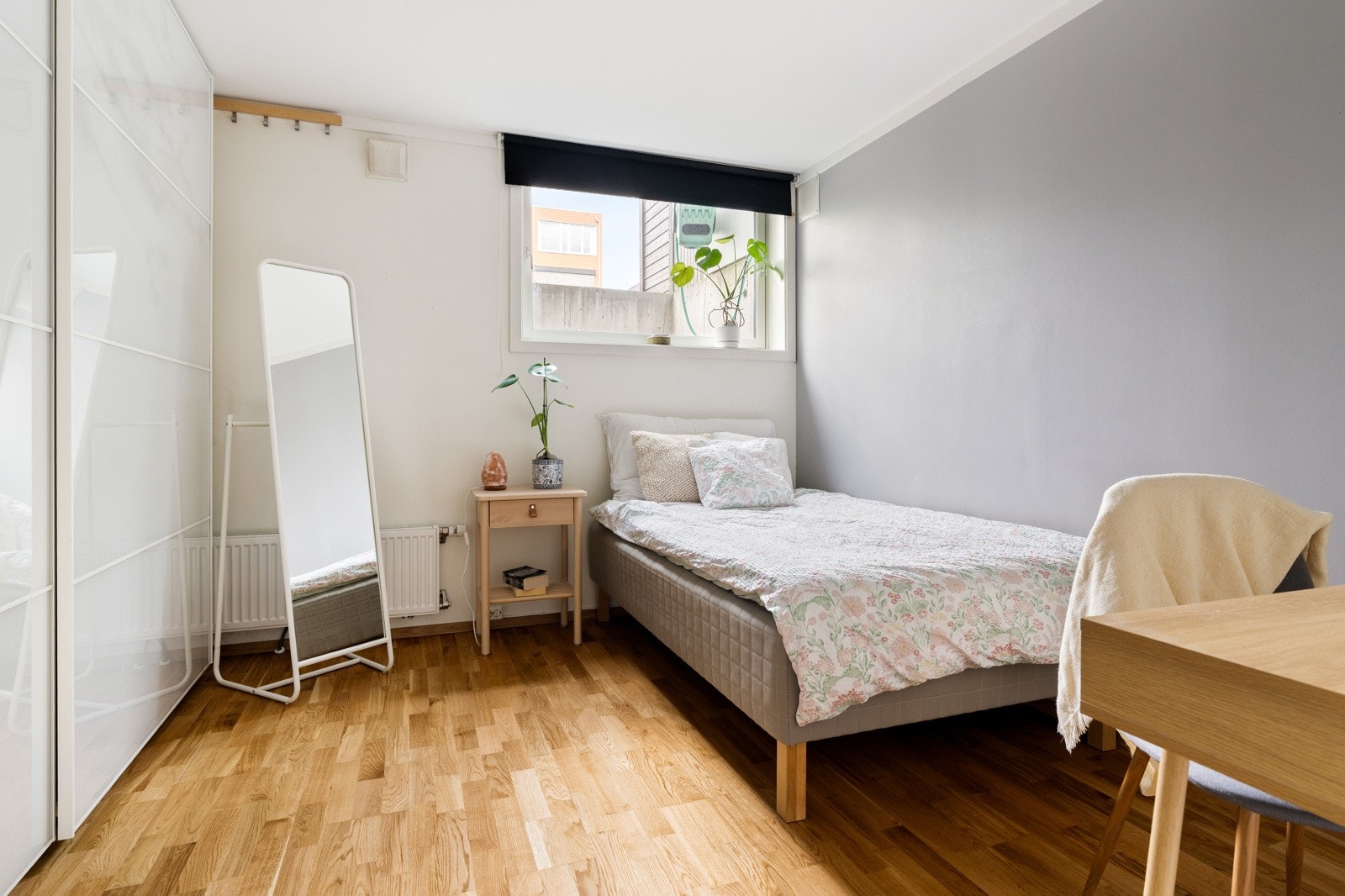 Soverommet måler 11 kvm og er innredet med en romslig skyvedørsgarderobe. Galleribilde