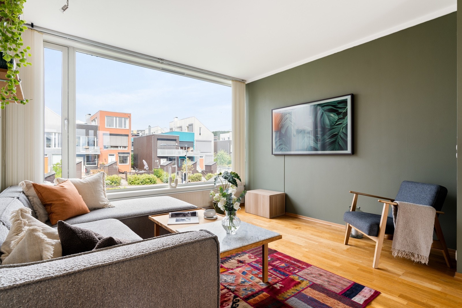 Dette er boligen for familien som verdsetter komfort, plass og privatliv. Det er prioritert romslige soverom, gode sosiale soner på flere plan og fine uteplasser. Galleribilde