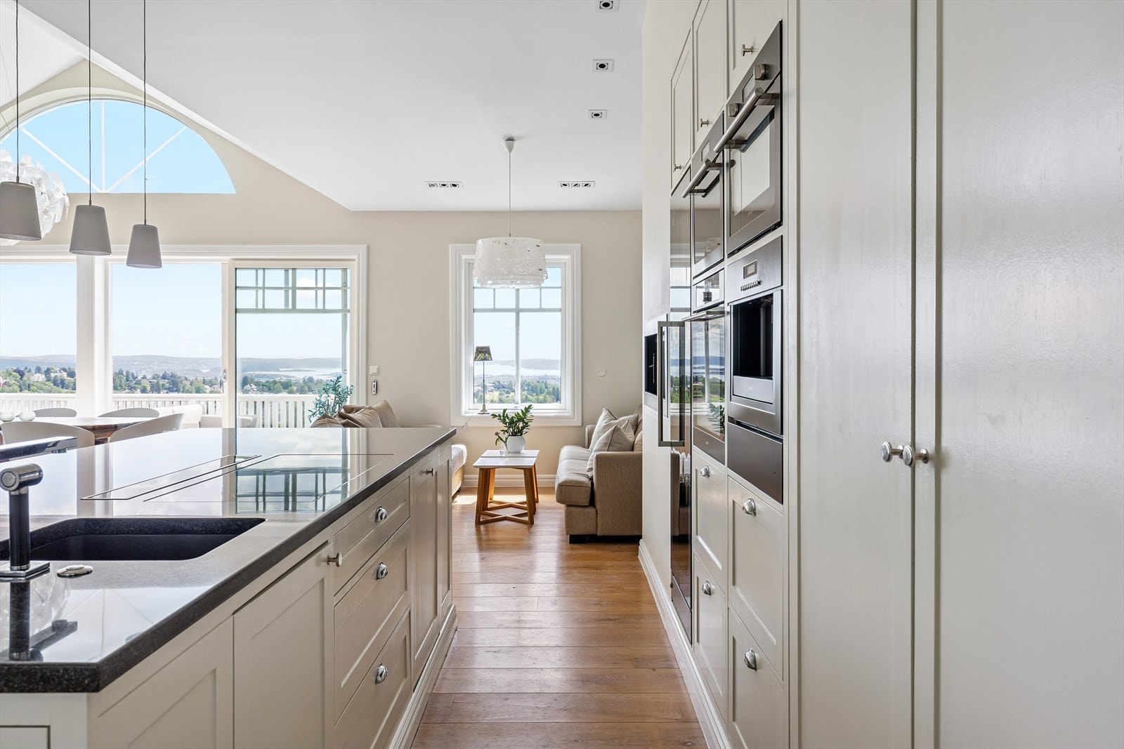 Integrert komfyr, micro, kaffemaskin, vinskap, oppvaskmaskin og kjøl/frys Galleribilde