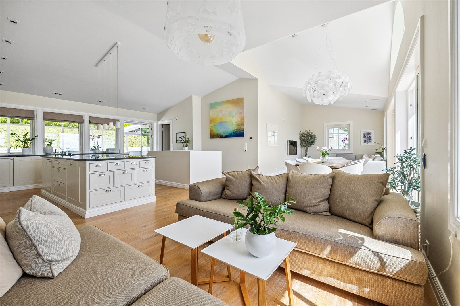 God takhøyde og gjennomgående løsning med store vinduer gir mye lysinnslipp Galleribilde