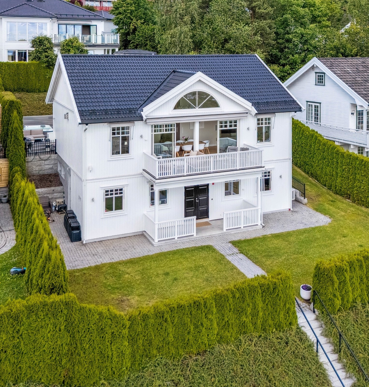 Hagen er pent opparbeidet med beplantning, prydbusker og lune uteplasser Galleribilde