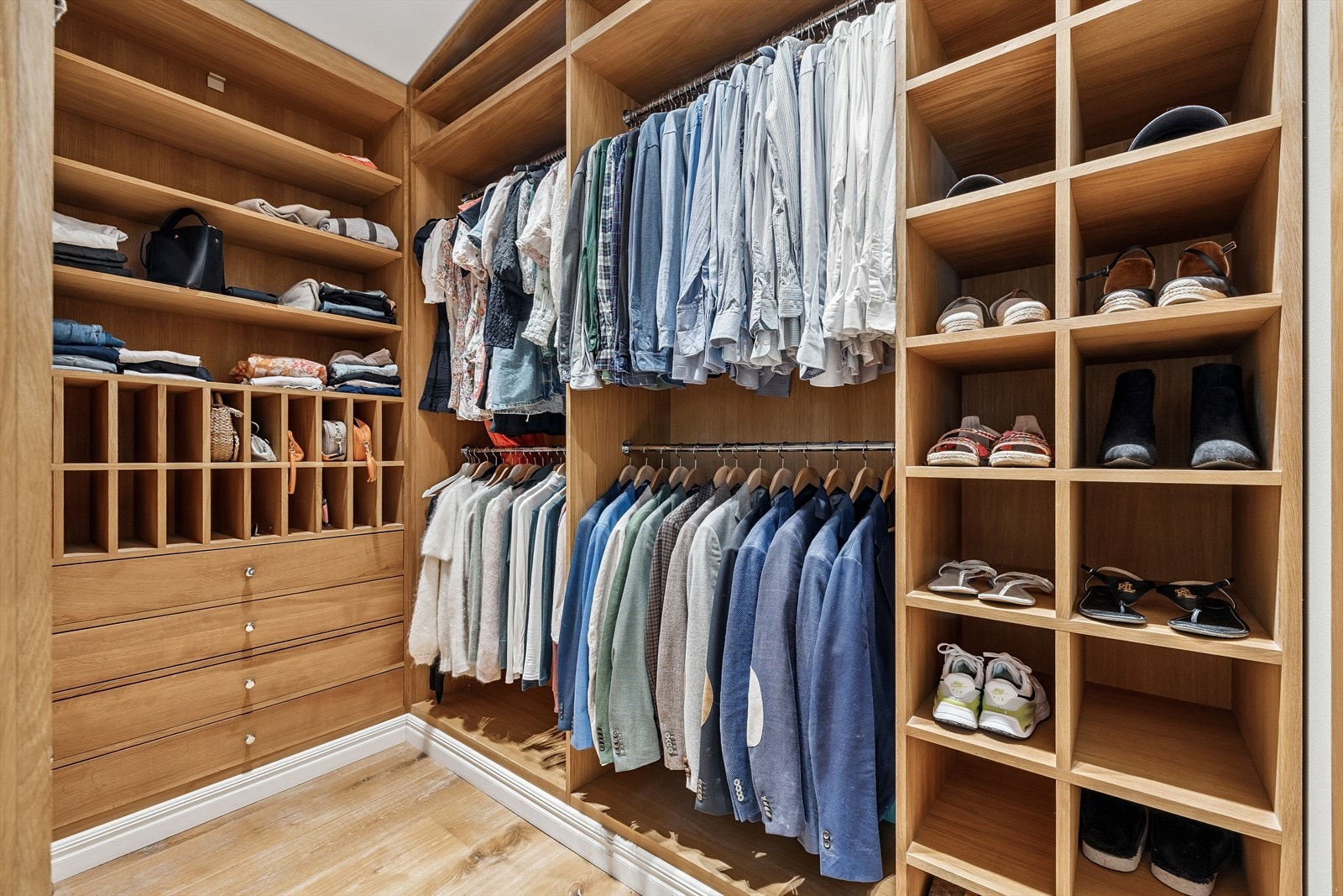 Stort og fint walk in closet Galleribilde