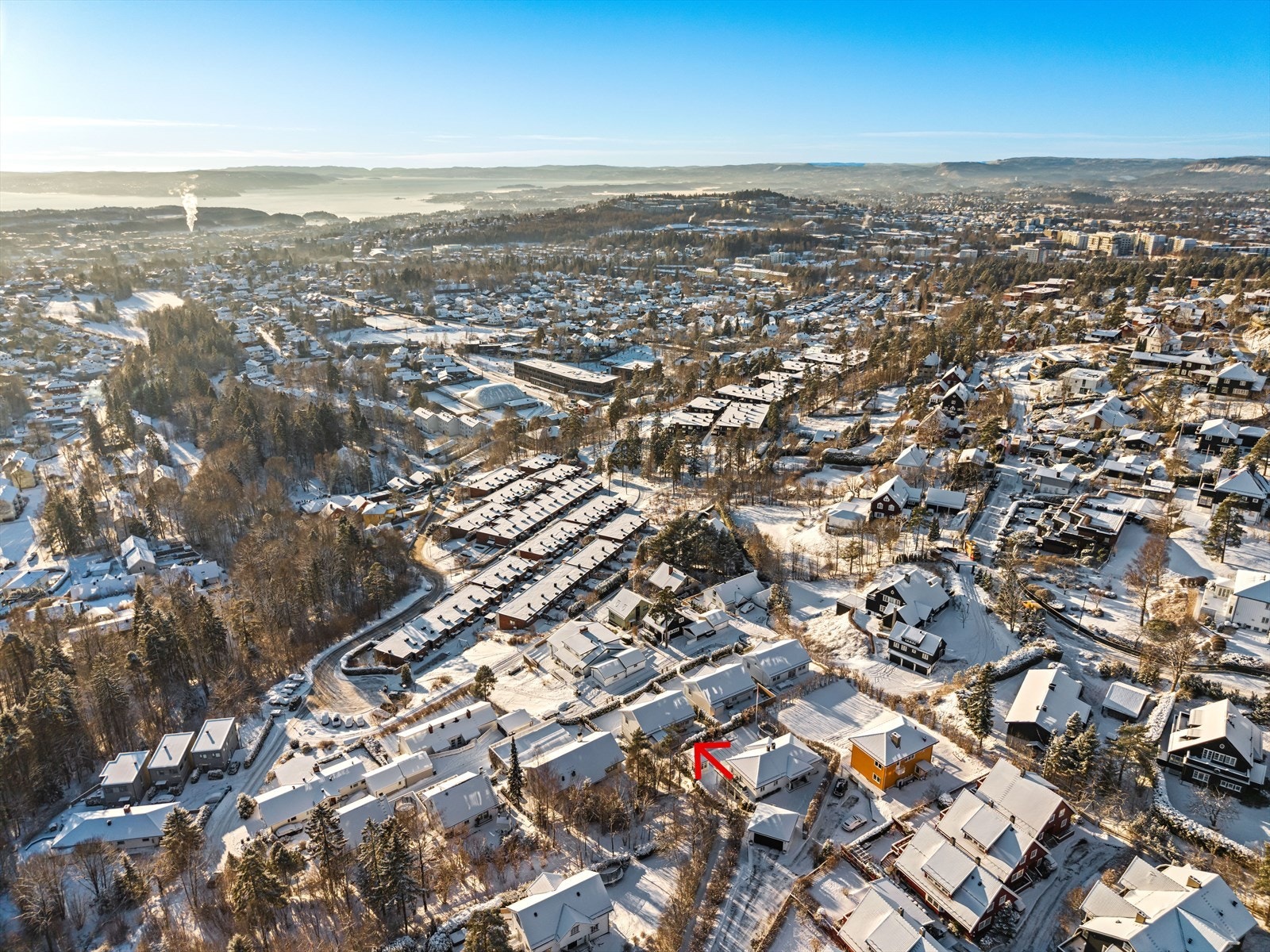 Attraktiv og skjermet beliggenhet i blindvei i nedre del av Holmenkollåsen, mellom Slemdal, Gressbanen og Midtstuen Galleribilde