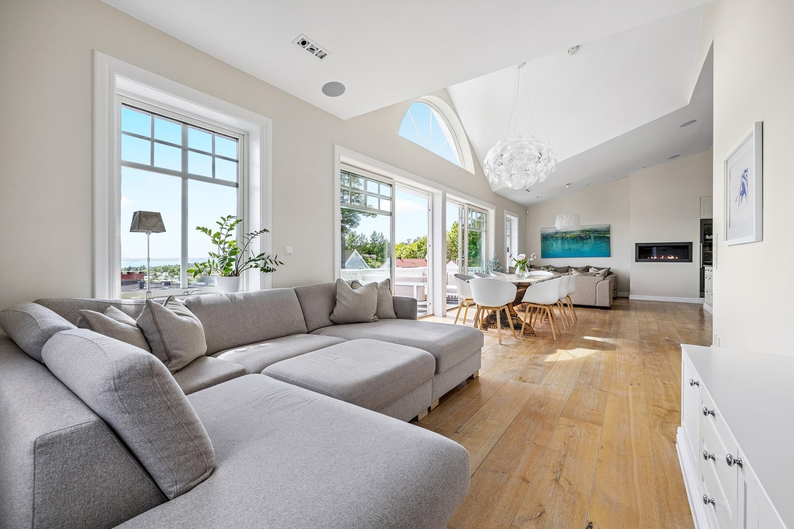 Gjennomgående høykvalitets plassbygde møbler av heltre eik/eikefinér Galleribilde