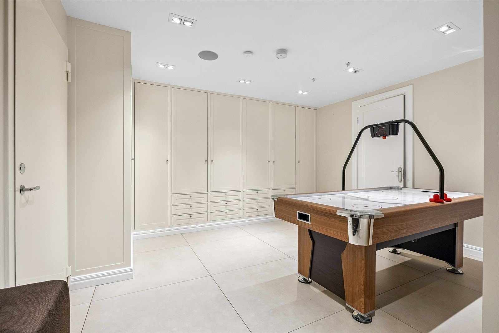 Rikelig lagringsplass i boder og skap Galleribilde