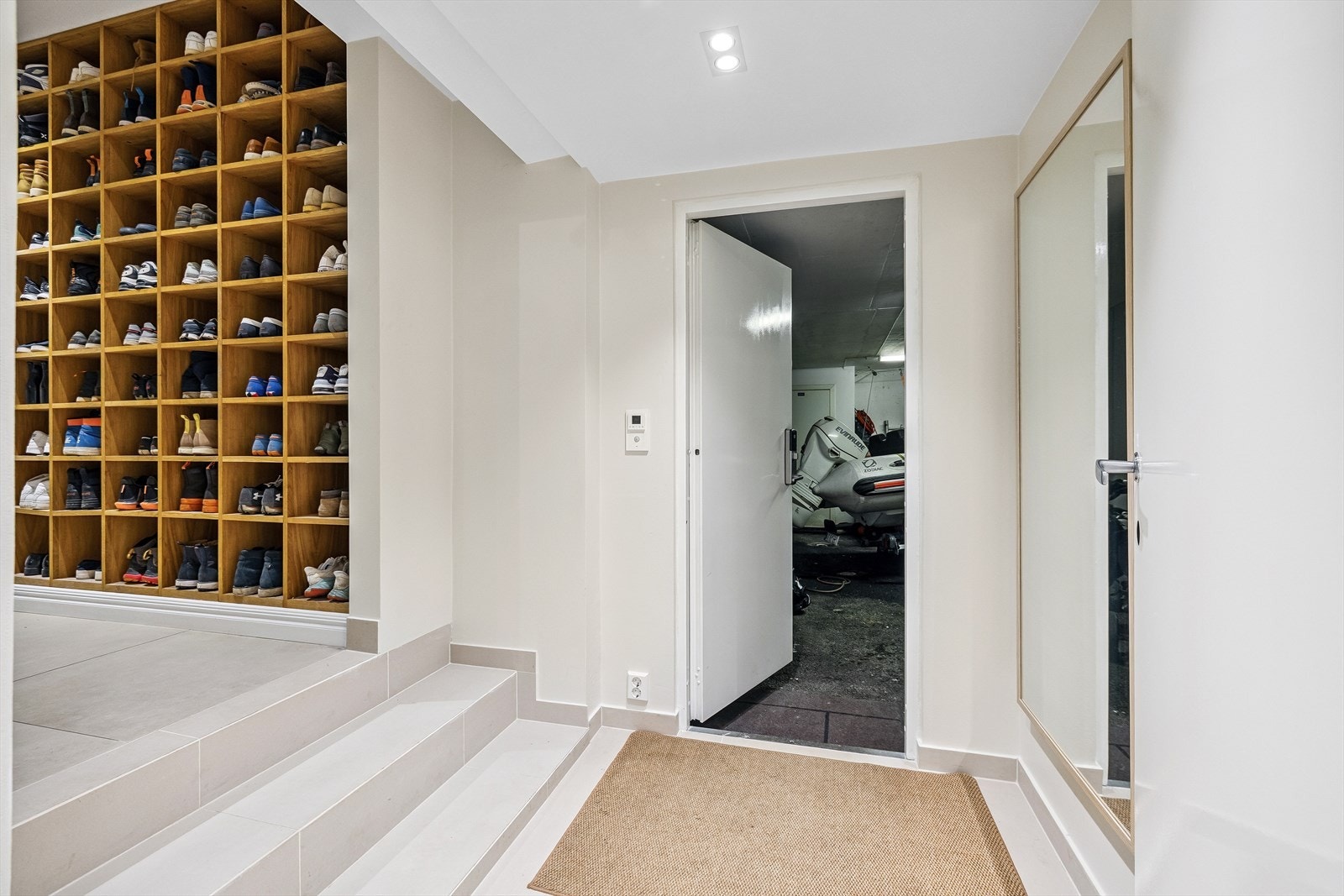 Innendørs adkomst til trippel underjordisk garasje Galleribilde