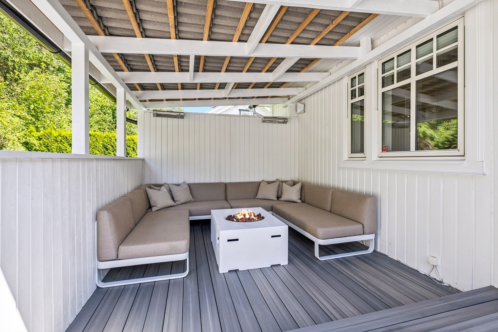 Del av uteplassen er overbygget Galleribilde