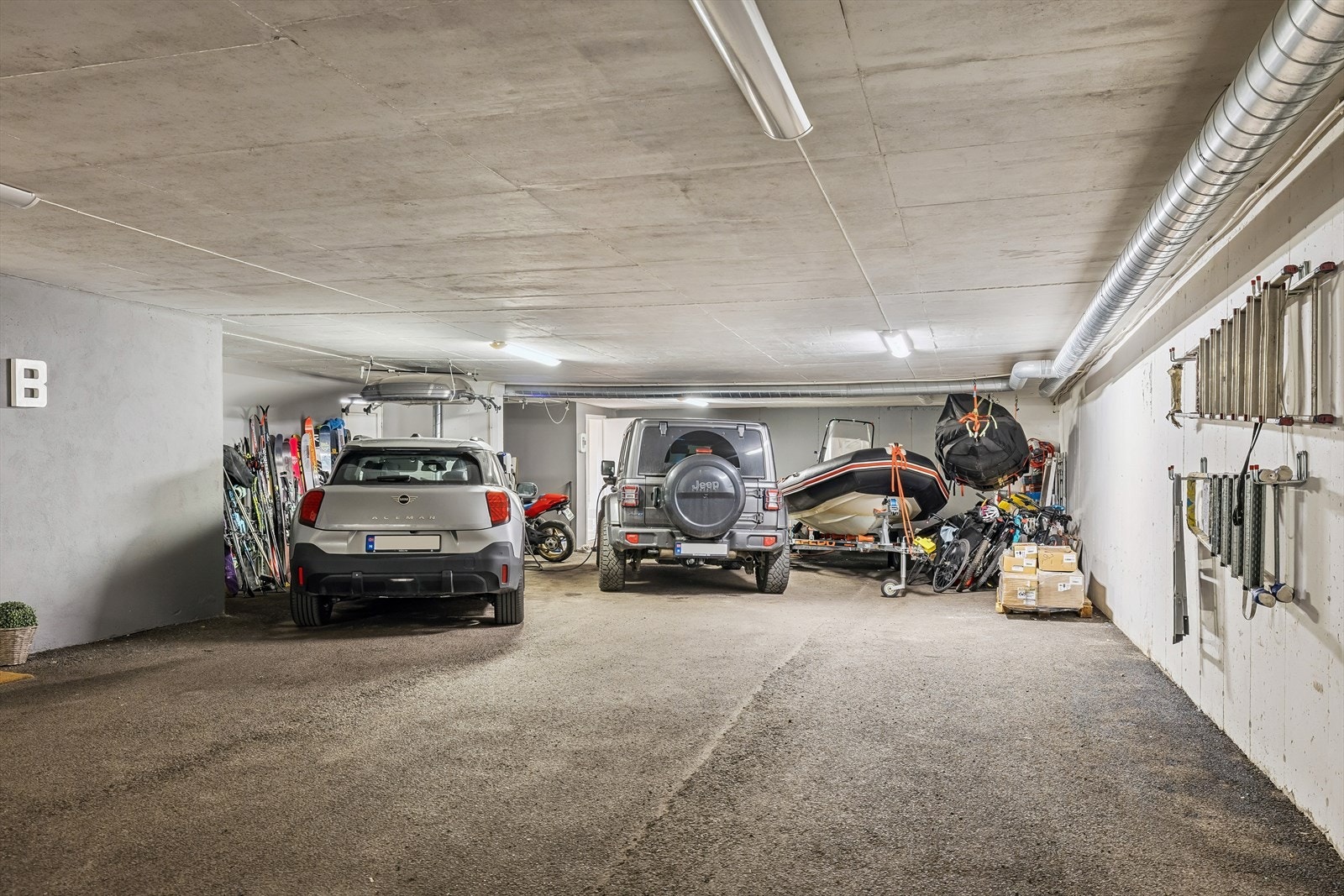 Den trippel underjordiske garasjen har innendørs adkomst, som gir tørrskodd tilgang til og fra bilene Galleribilde