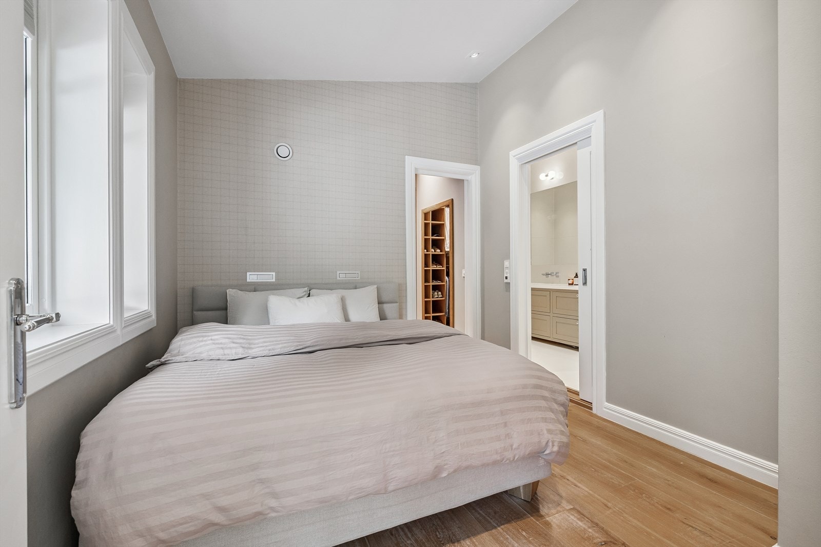 Soverom i hovedetasjen med adkomst til walk in closet og bad Galleribilde