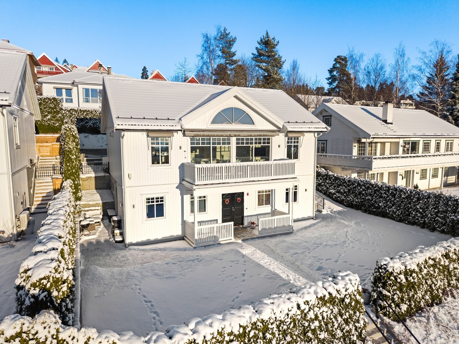 Eiendommen ligger i en rolig blindvei uten gjennomgangstrafikk Galleribilde