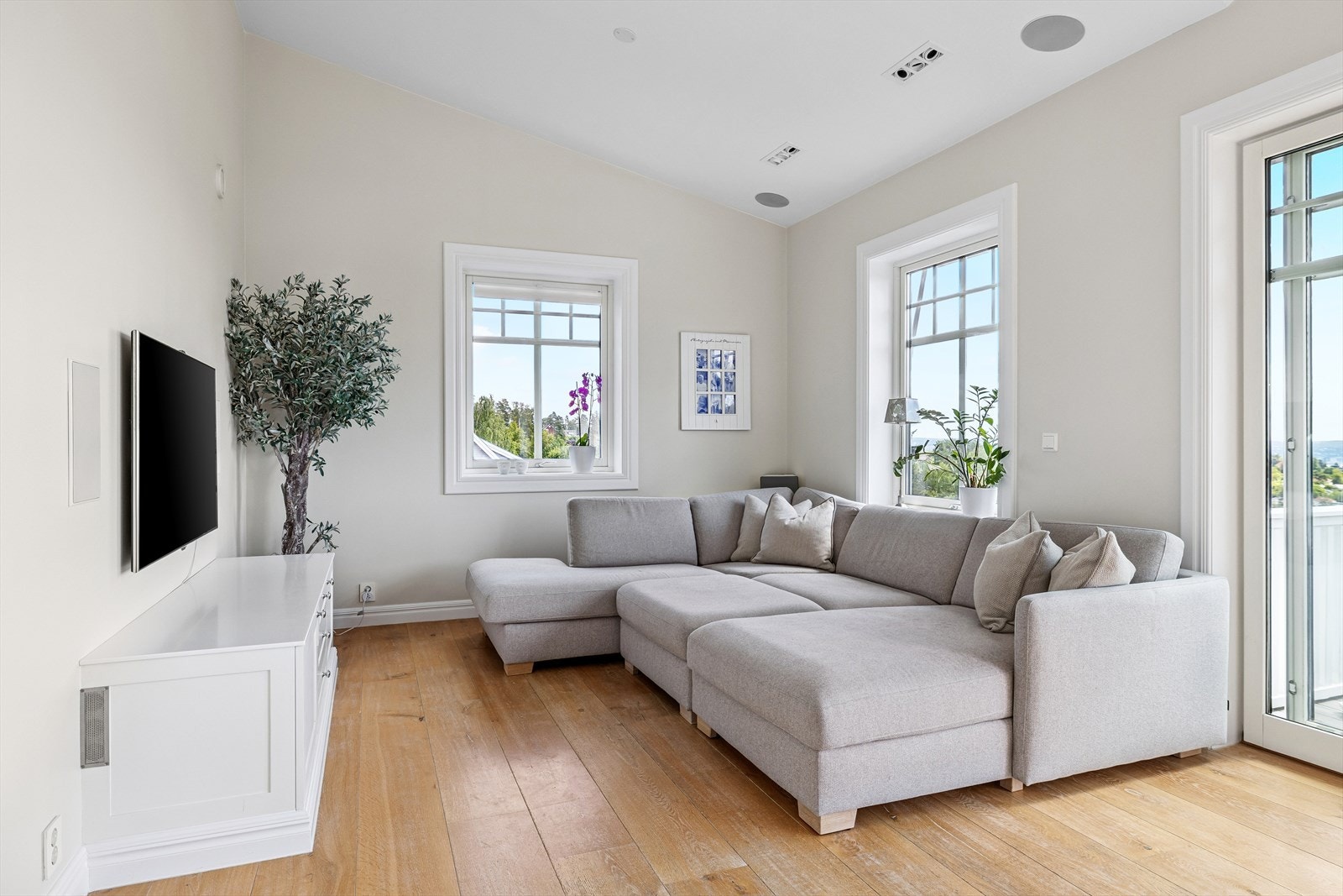 Gjennomtenkt planløsning som kombinerer romslige oppholdsrom med gode private soner Galleribilde