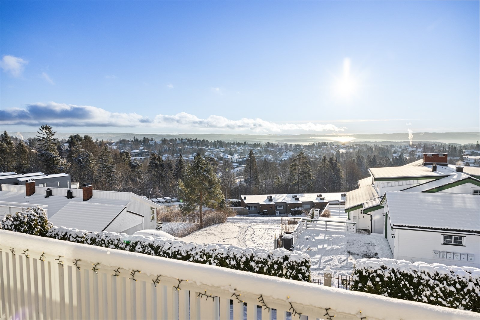Fra stuen i hovedetasjen er det direkte utgang til en solrik terrasse, perfekt plassert for å nyte den flotte utsikten over fjorden Galleribilde
