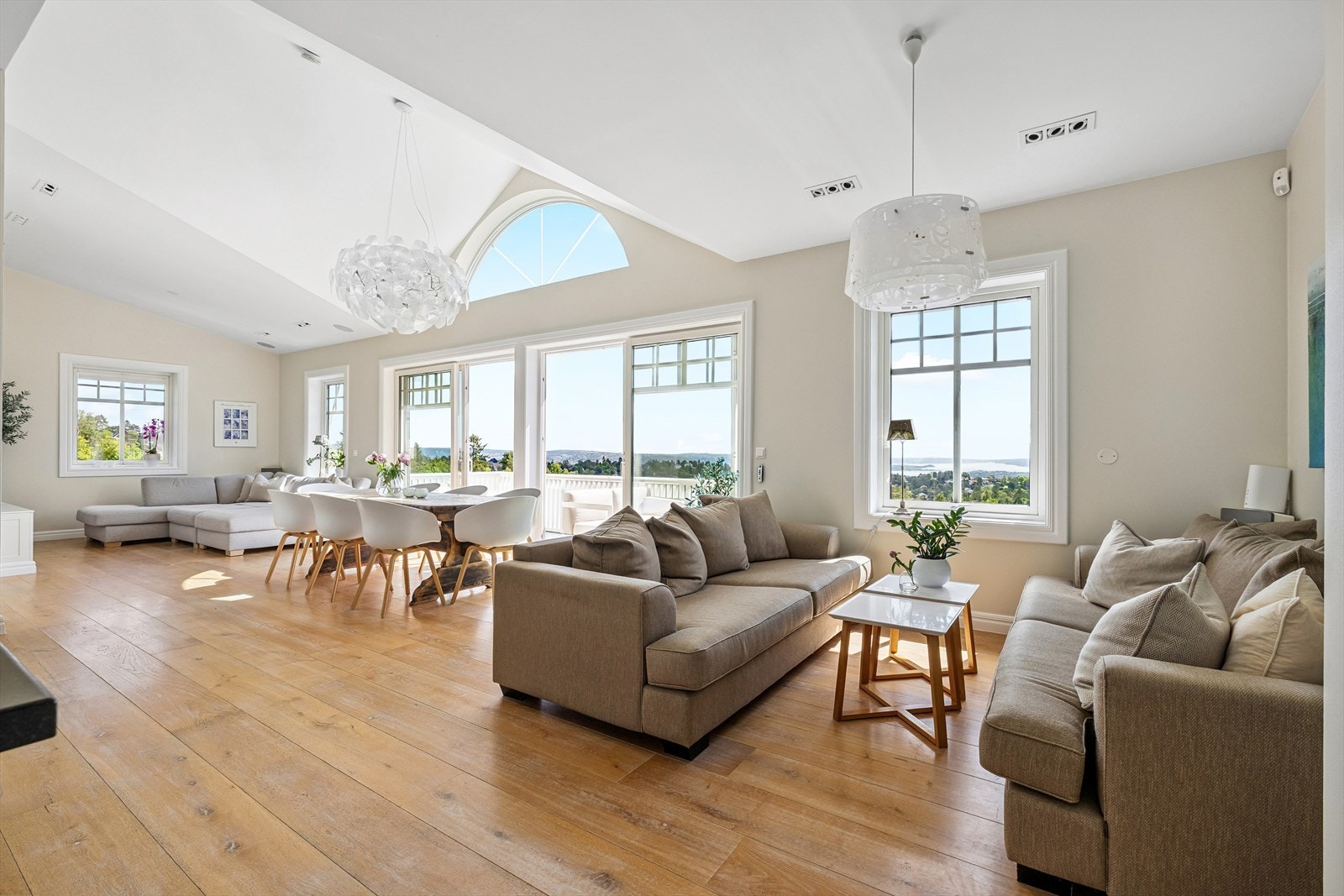 Stor og gjennomgående stue/spisestue/kjøkken i åpen løsning Galleribilde