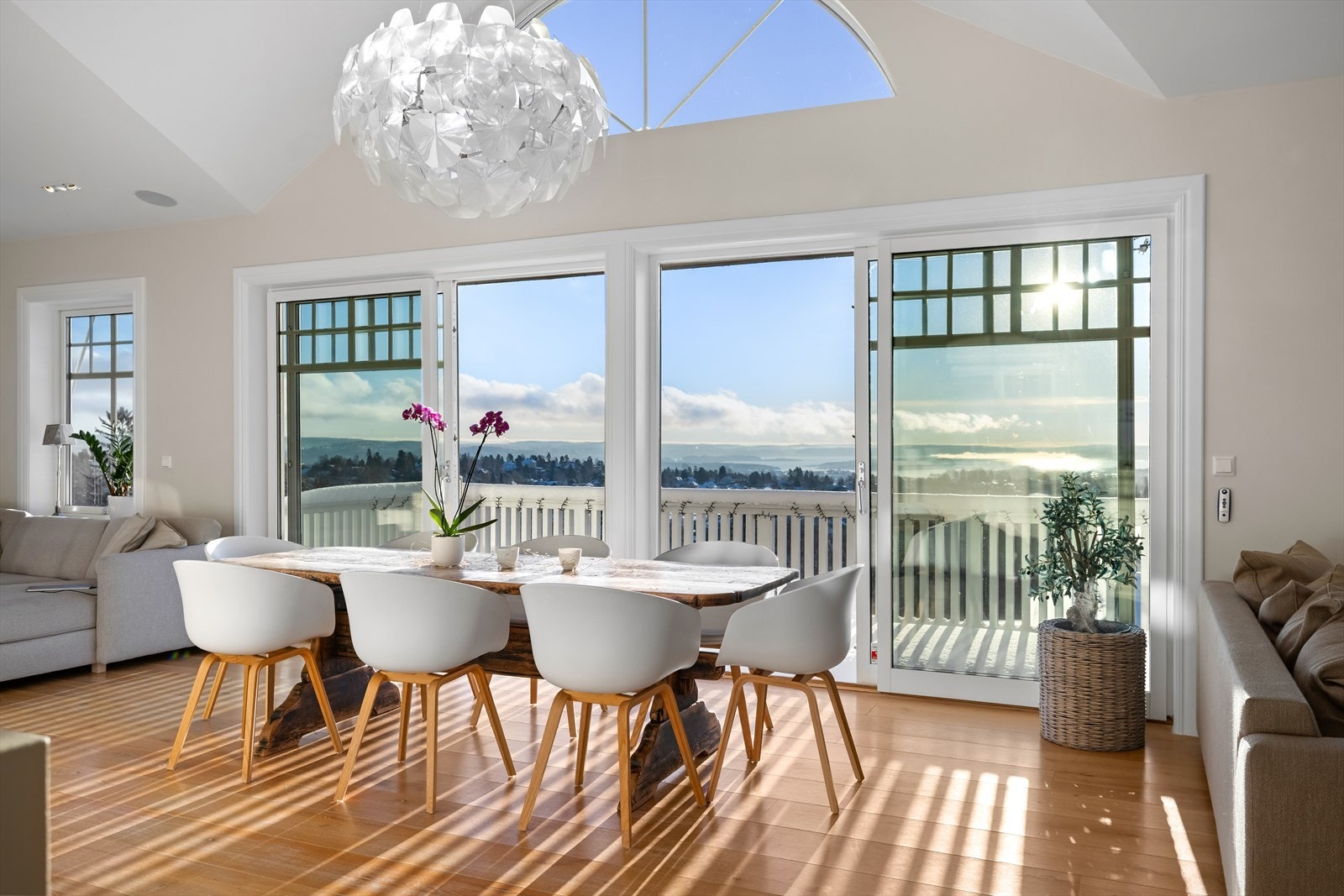 Her bor man høyt og fritt med vakker utsikt Galleribilde