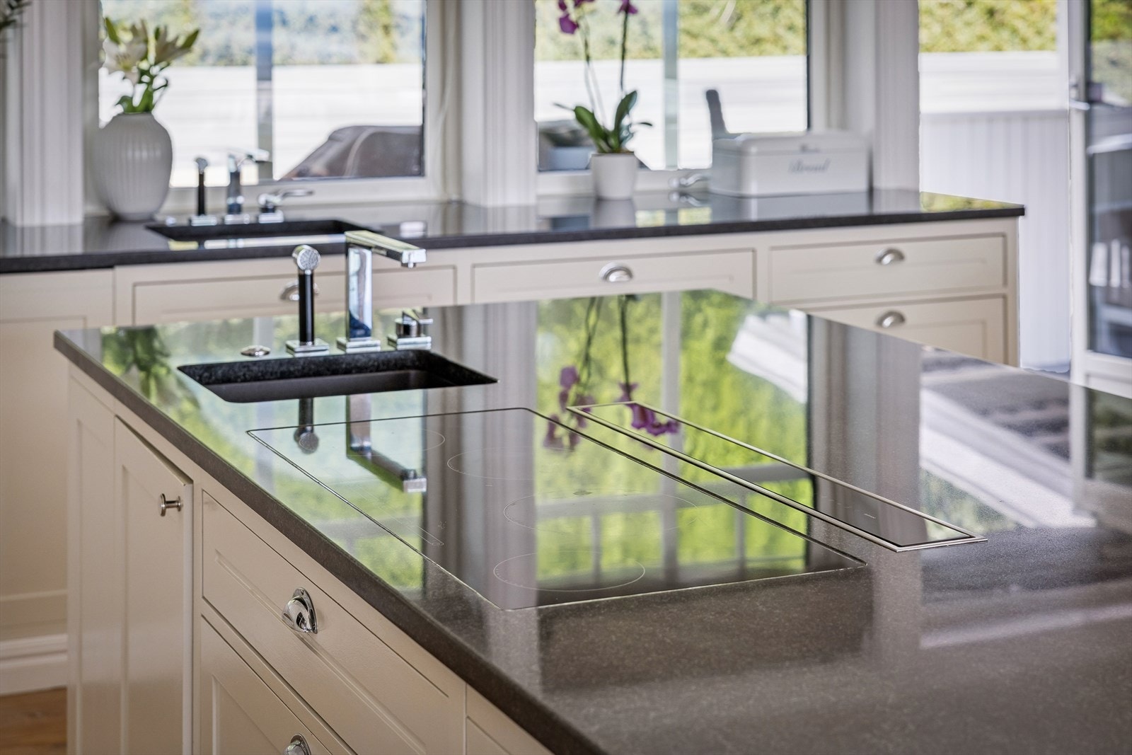 Induksjon koketopp og granitt benkeplater Galleribilde