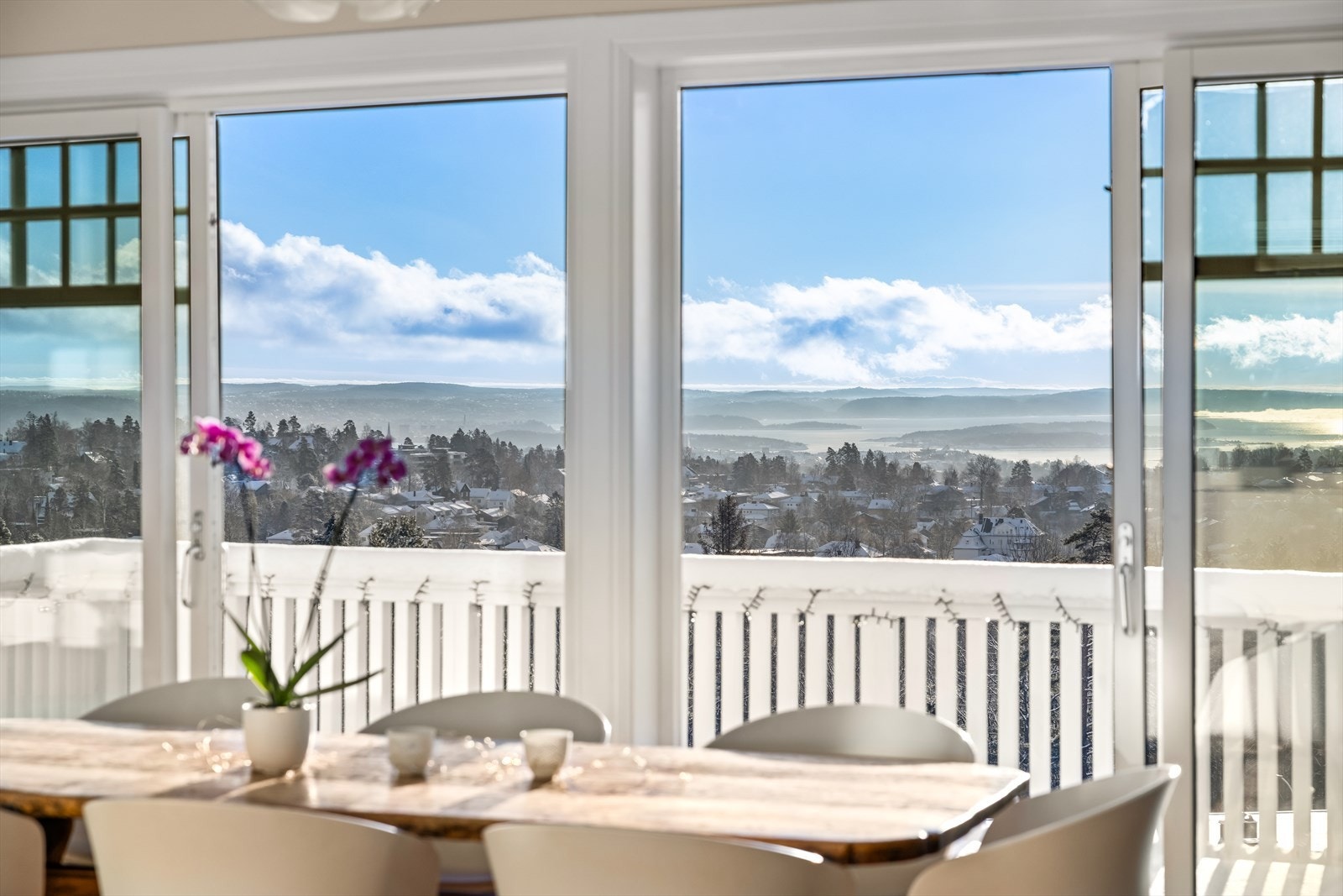 Meget attraktiv, flott og innholdsrik enebolig fra 2012. Høyt og fritt med storslagen utsikt over Oslofjorden og byen Galleribilde