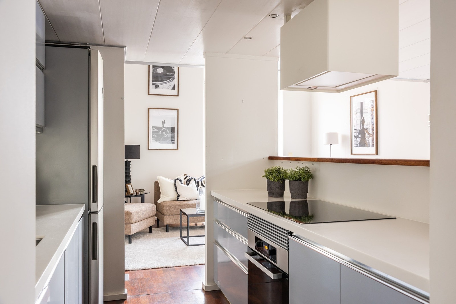 Pent kjøkken som har godt med skap og benkeplass. Induksjon koketopp og innebygget stekeovn. Galleribilde