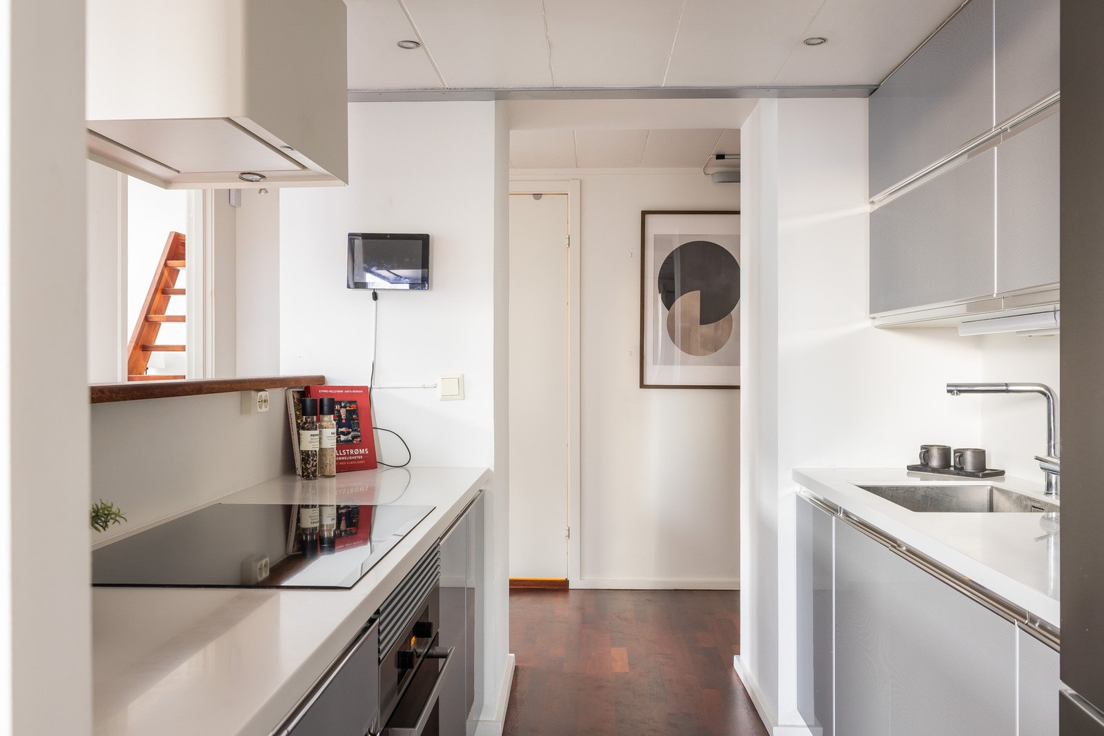 Nisje til kjøleskap/fryser. Integrert oppvaskmaskin. Galleribilde