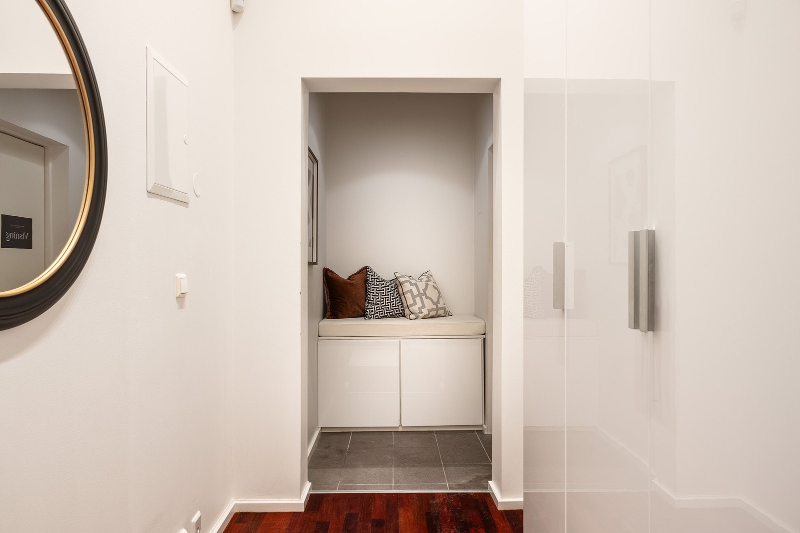 I gangen er det ytterligere oppbevaringsplass i garderobeskap. Galleribilde