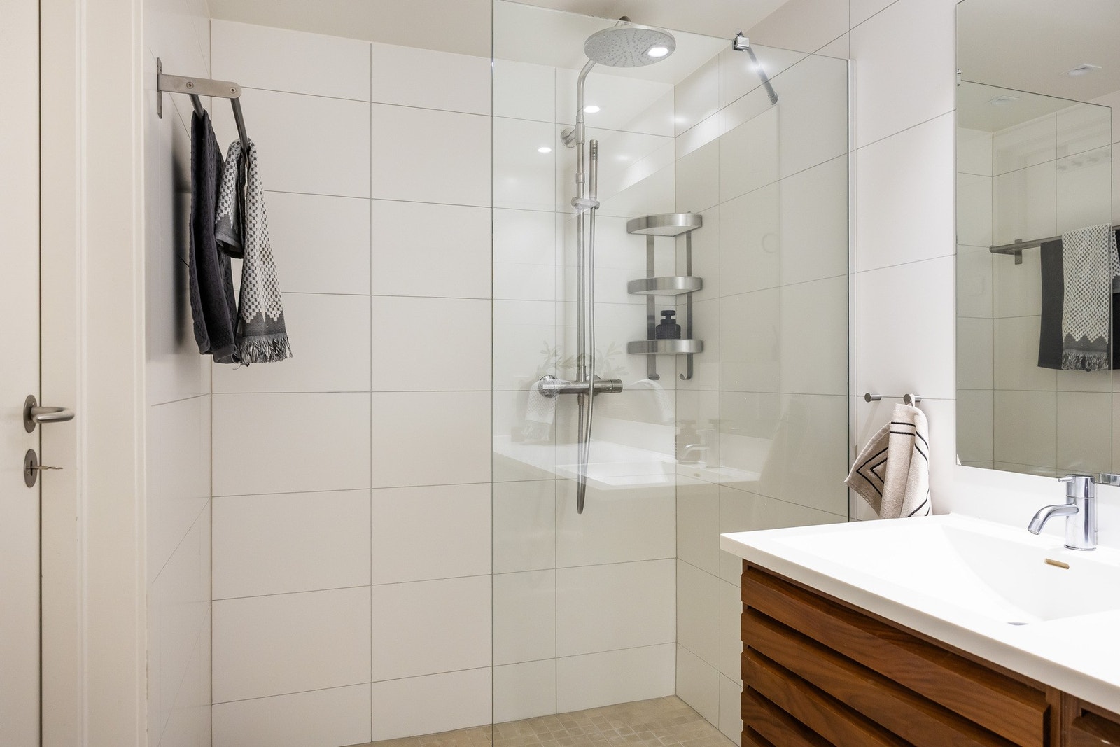 Baderommet har dusjnisje med glassvegg og avtrekksventil tilkoblet balansert ventilasjon. Galleribilde