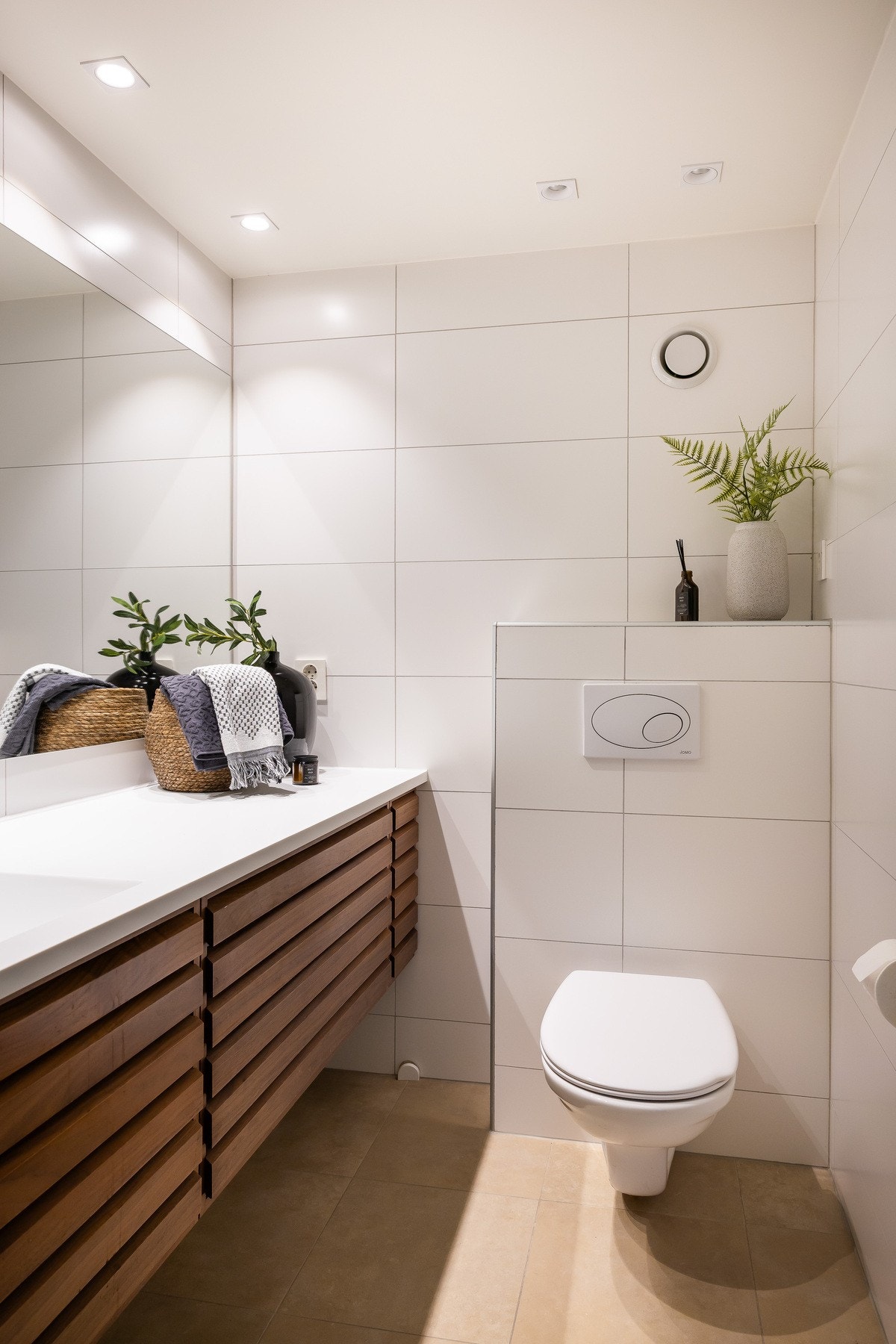 Baderommet har tidløse og fine materialvalg. Galleribilde