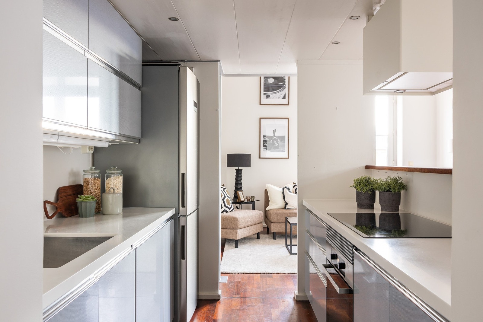 Her får man bl.a åpen løsning mellom stue og kjøkken. Galleribilde