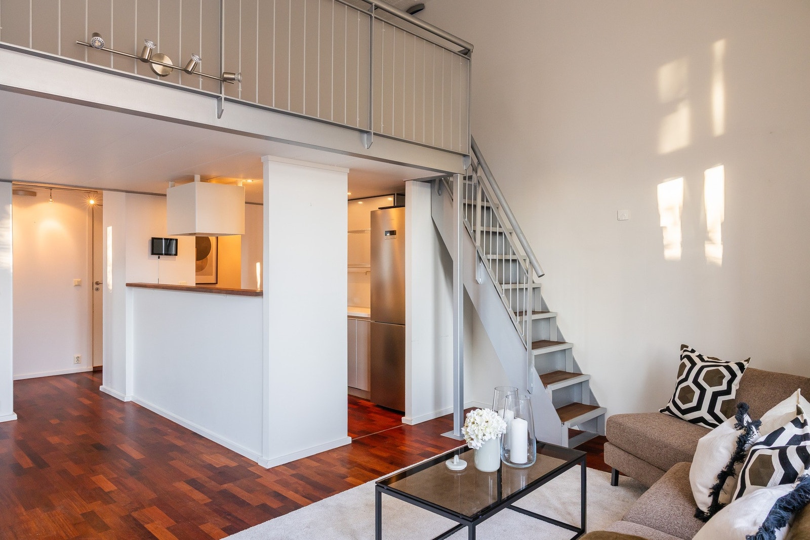 Fra stuen er det adkomst til en av 3 hemser i hoveddelen av leiligheten. Galleribilde