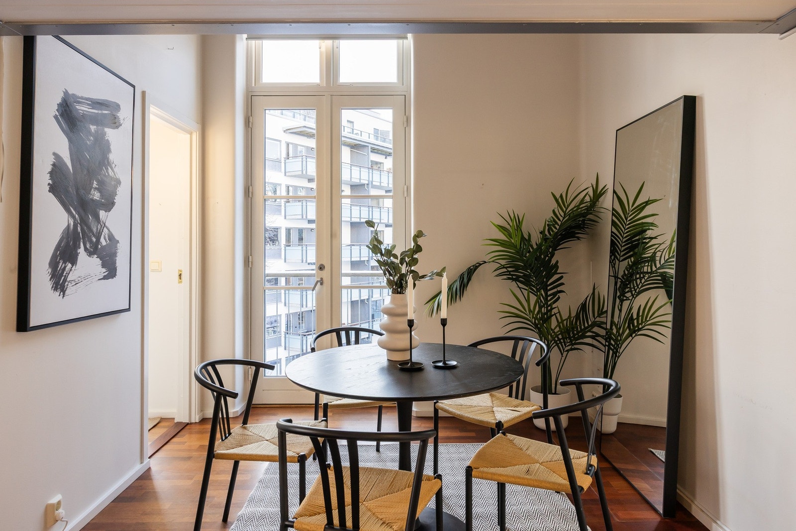 Det er fin plass for spisebord til flere gjester og sosiale sammenkomster. Galleribilde