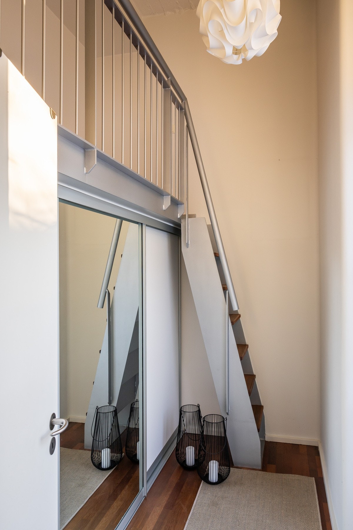 Dette er ett av 2 soverom i hoveddelen hvor det er laget en romslig garderobeløsning. Her er også den andre hemsen. Galleribilde