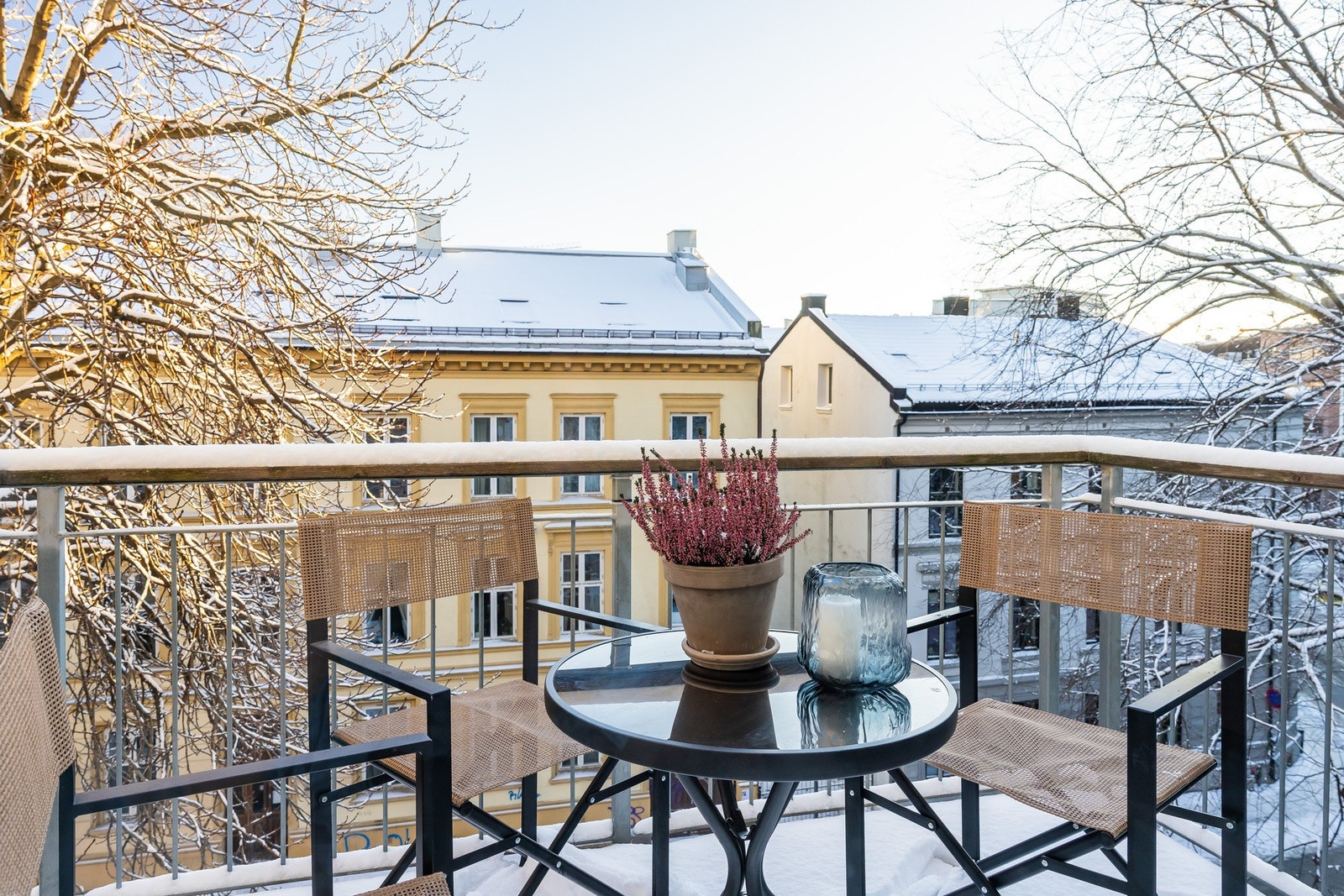 Leiligheten har gode solforhold og flere balkonger. Galleribilde