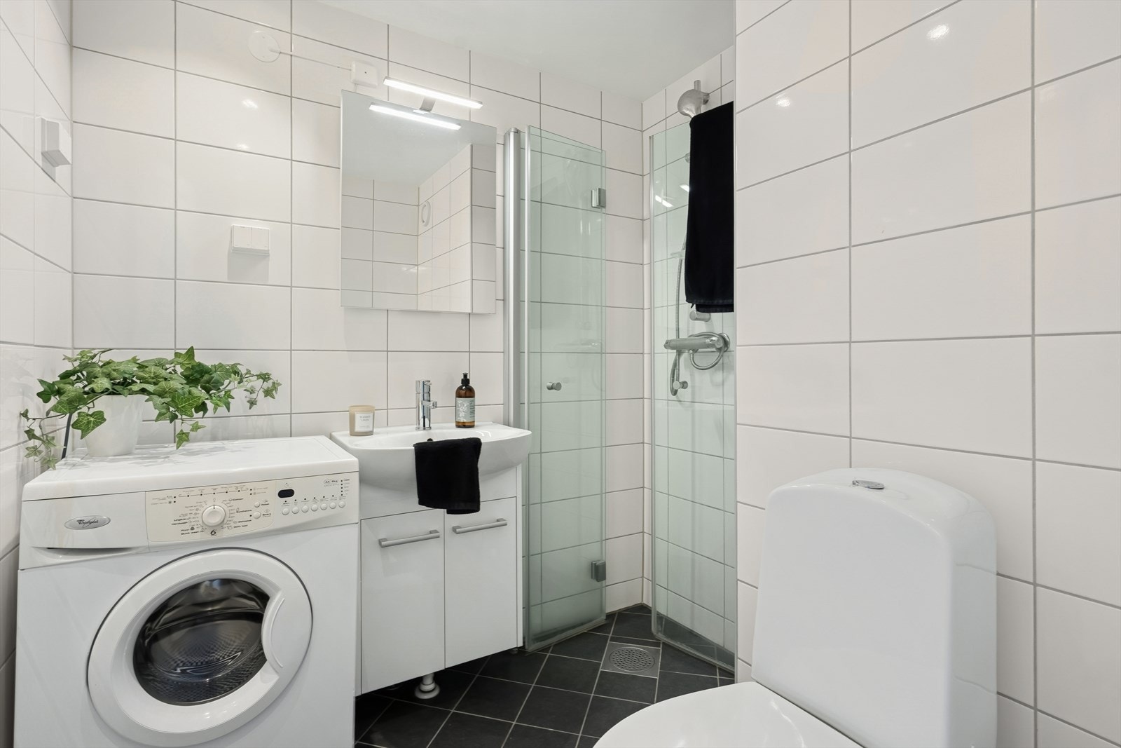 Baderommet ligger rett ved inngangen og ble totalrenovert i regi av borettslaget i 2019, samtidig som vann- og avløpssystemet i bygget ble oppgradert. Galleribilde