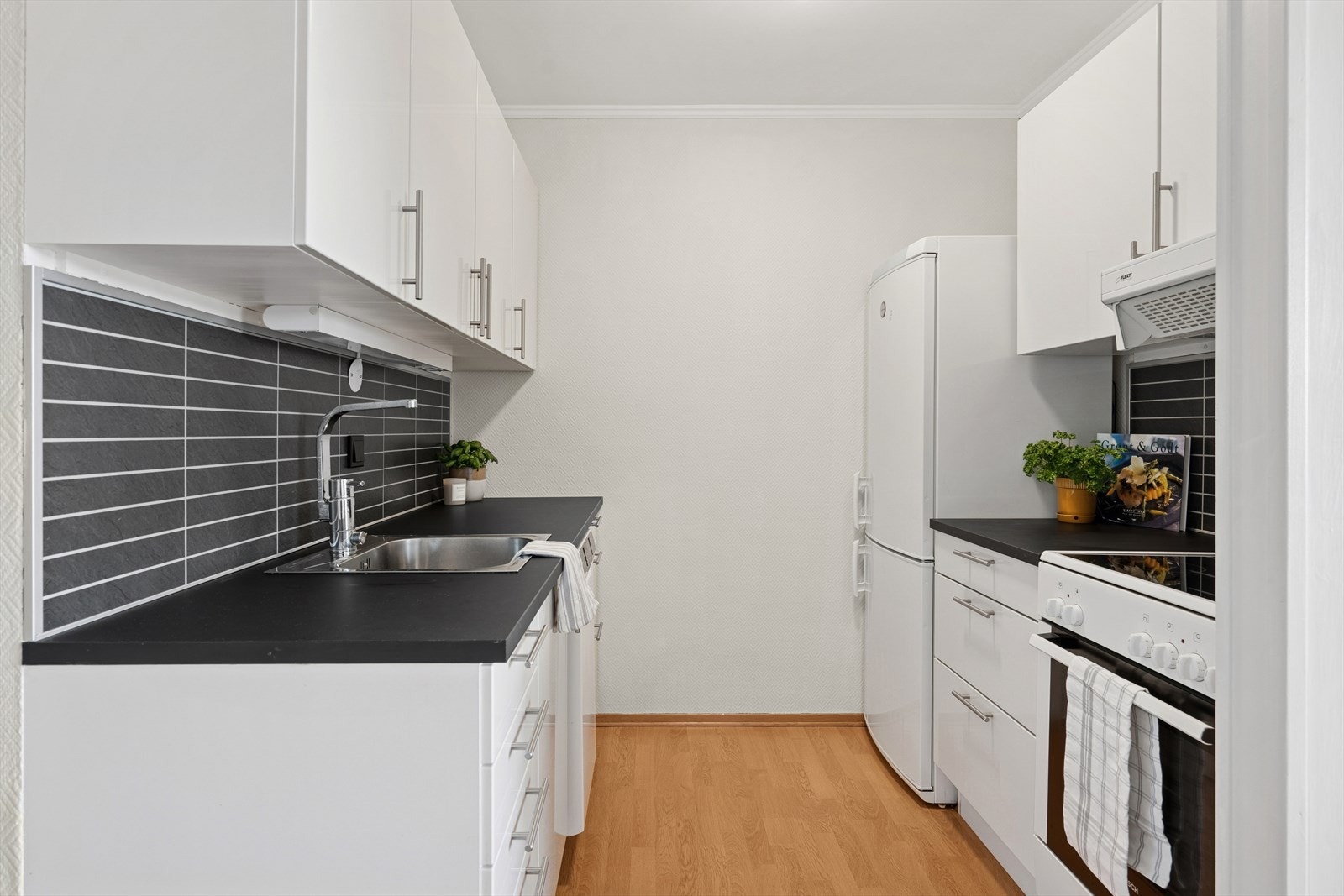 Leiligheten har en arealeffektiv og åpen planløsning, med kjøkkenet fint tilbaketrukket i eget hjørne. Galleribilde