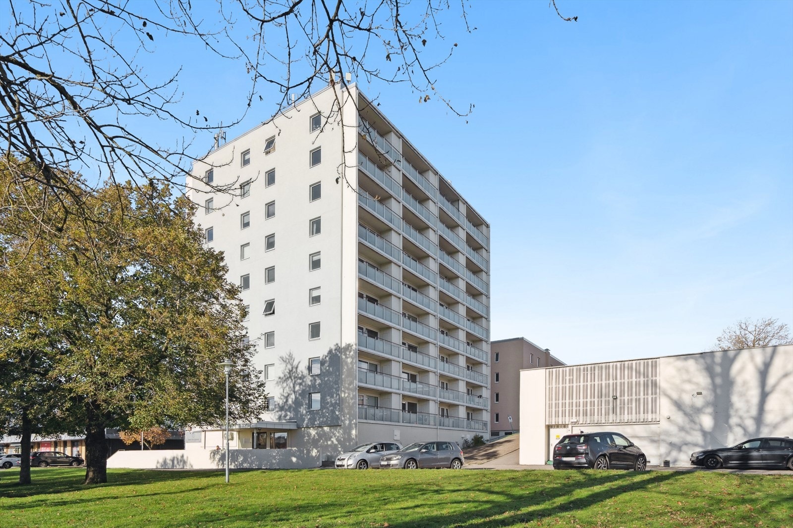 På sommerstid er det frodige grøntarealer like utenfor døren. Galleribilde