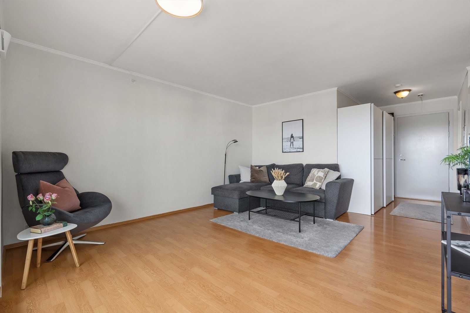 Leilighetens størrelse og utforming åpner for flere møbleringsmuligheter, med god plass til både sofagruppe, spisebord og TV-møblement. Galleribilde