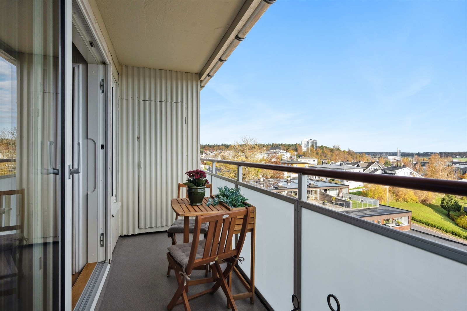 Balkongen har plass til cafésett og plass til grill, og i den ene enden er det en utvendig bod. Galleribilde