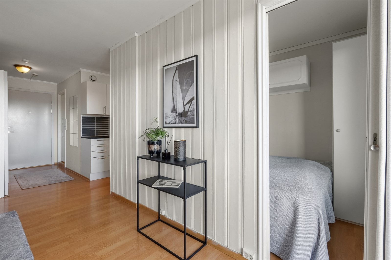 I tilknytning til stuen ligger en smart sovealkove, som i dag er lukket med vegg og dør. Galleribilde