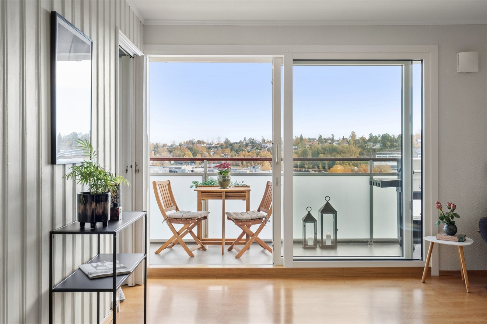 Fra stuen er det utgang til en østvendt balkong hvor du kan nyte morgen- og formiddagssolen. Galleribilde