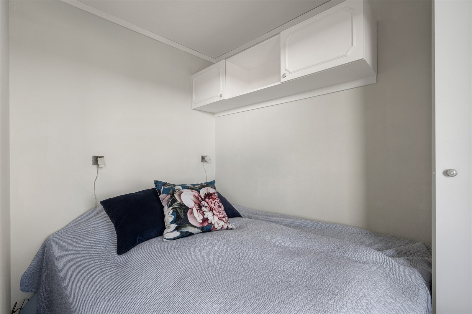 Her er det plass til dobbeltseng, nattbord og skap, og det er vindu i rommet som gir naturlig lys. Galleribilde