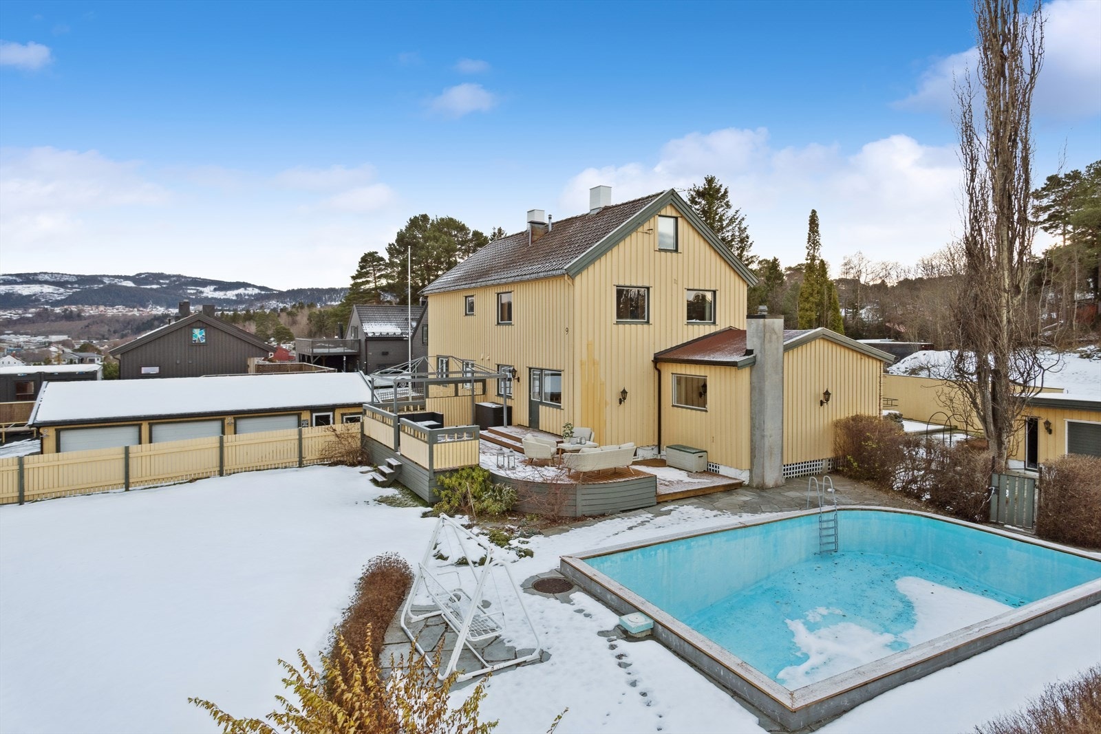 En innholdsrik vertikaldelt 1/2 part av tomannsbolig med svømmebasseng, garasje og carport, beliggende i et barnevennlig og sentralt område på Charlottenlund. Galleribilde