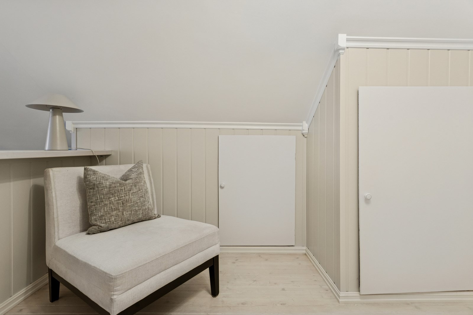 Boligen har god plass til lagring i kneloft, som gir ekstra oppbevaringsmuligheter. Galleribilde