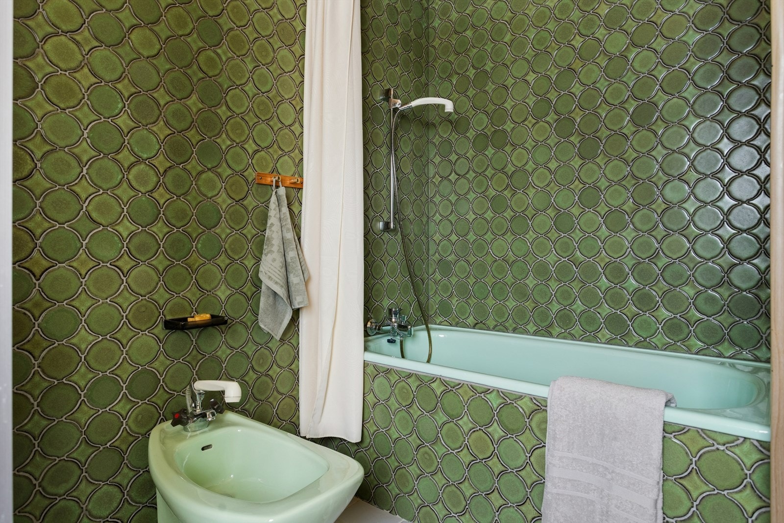 Ventilasjonen består av naturlig avtrekk, men det bemerkes at tilluft mangler. På grunn av alder og teknisk tilstand bør modernisering av badet planlegges for å sikre dagens standard og komfort. Galleribilde