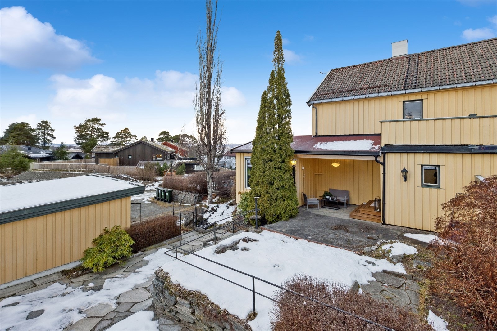 En innholdsrik vertikaldelt 1/2 part av tomannsbolig med svømmebasseng, garasje og carport, beliggende i et barnevennlig og sentralt område på Charlottenlund. Galleribilde