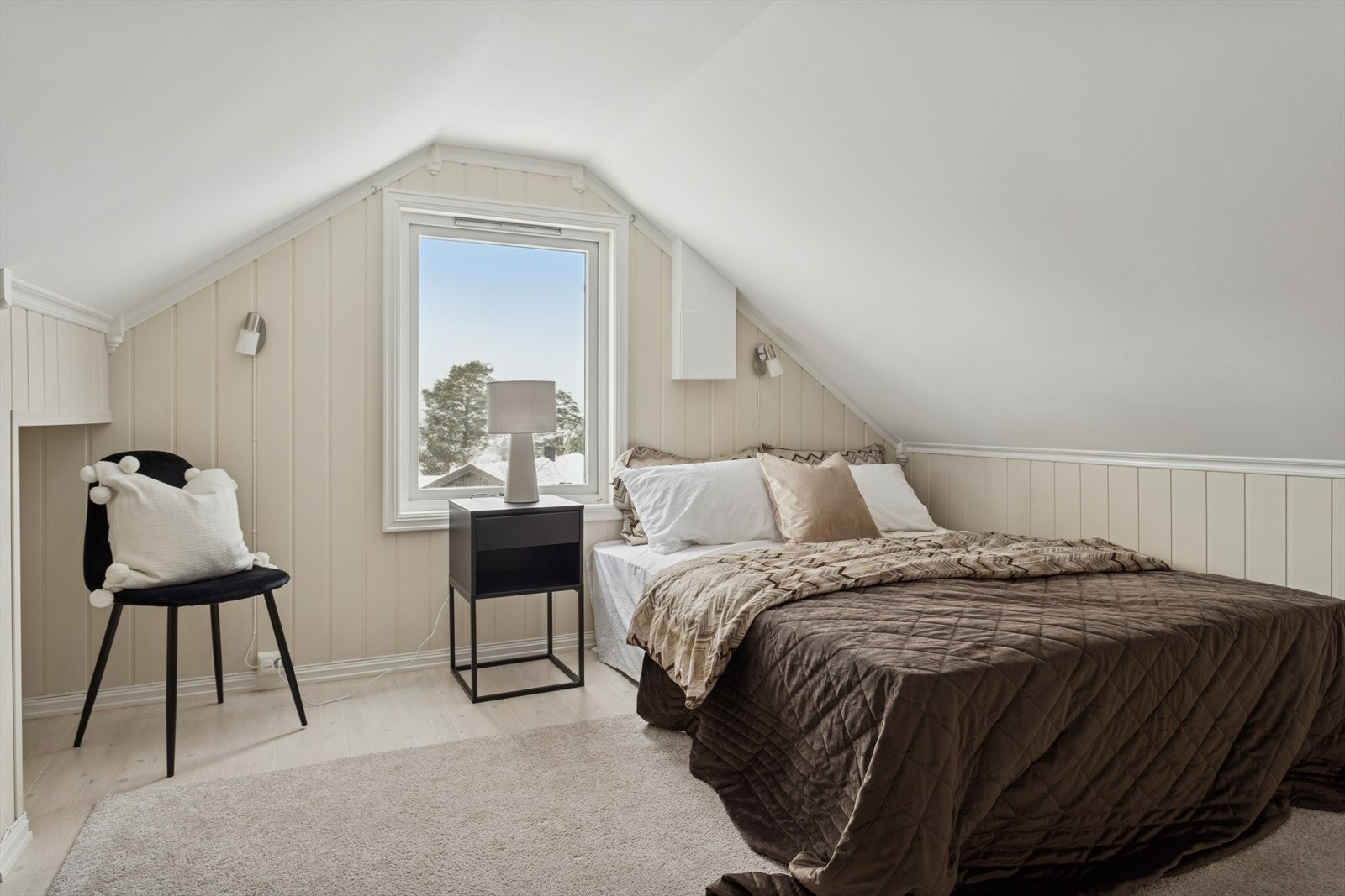 Videre opp kommer du til loftetasjen, som består av en gang, et innredet rom som i dag benyttes som soverom, samt gode lagringsmuligheter i knevegger. Galleribilde