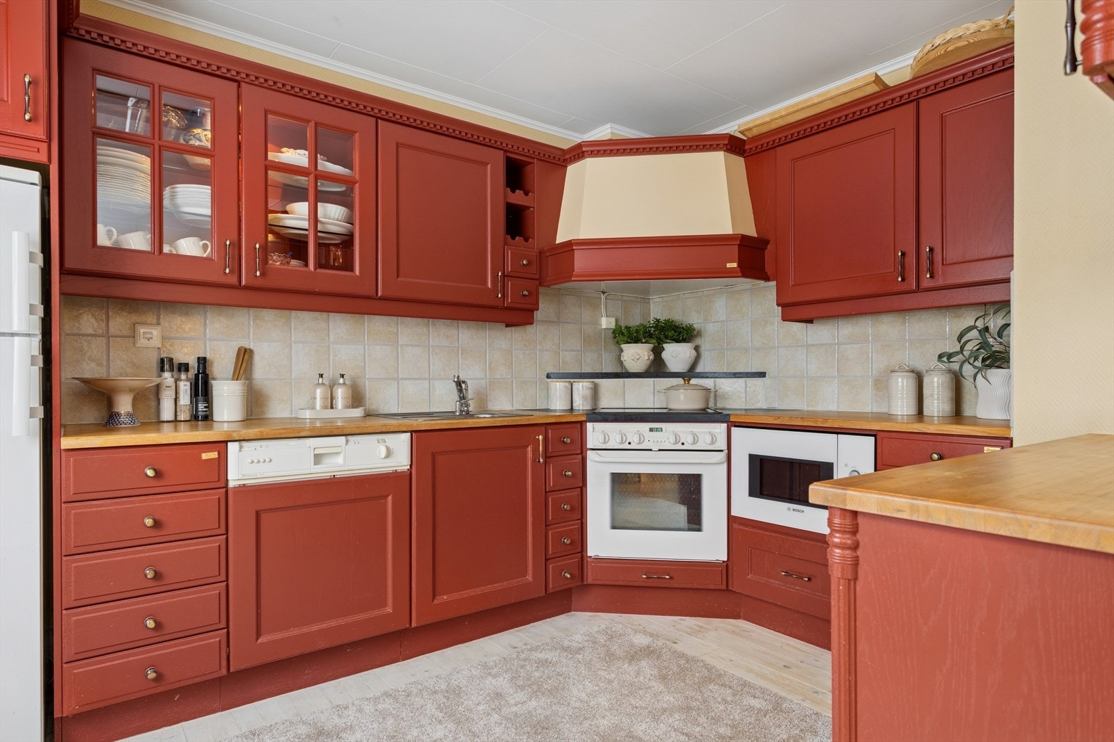 Kjøkkenet fremstår som funksjonelt og praktisk, med normal bruksslitasje som må forventes for alderen. Det er utstyrt med oppvaskmaskin, kjøleskap, stekeovn med platetopp og mikrobølgeovn. Galleribilde