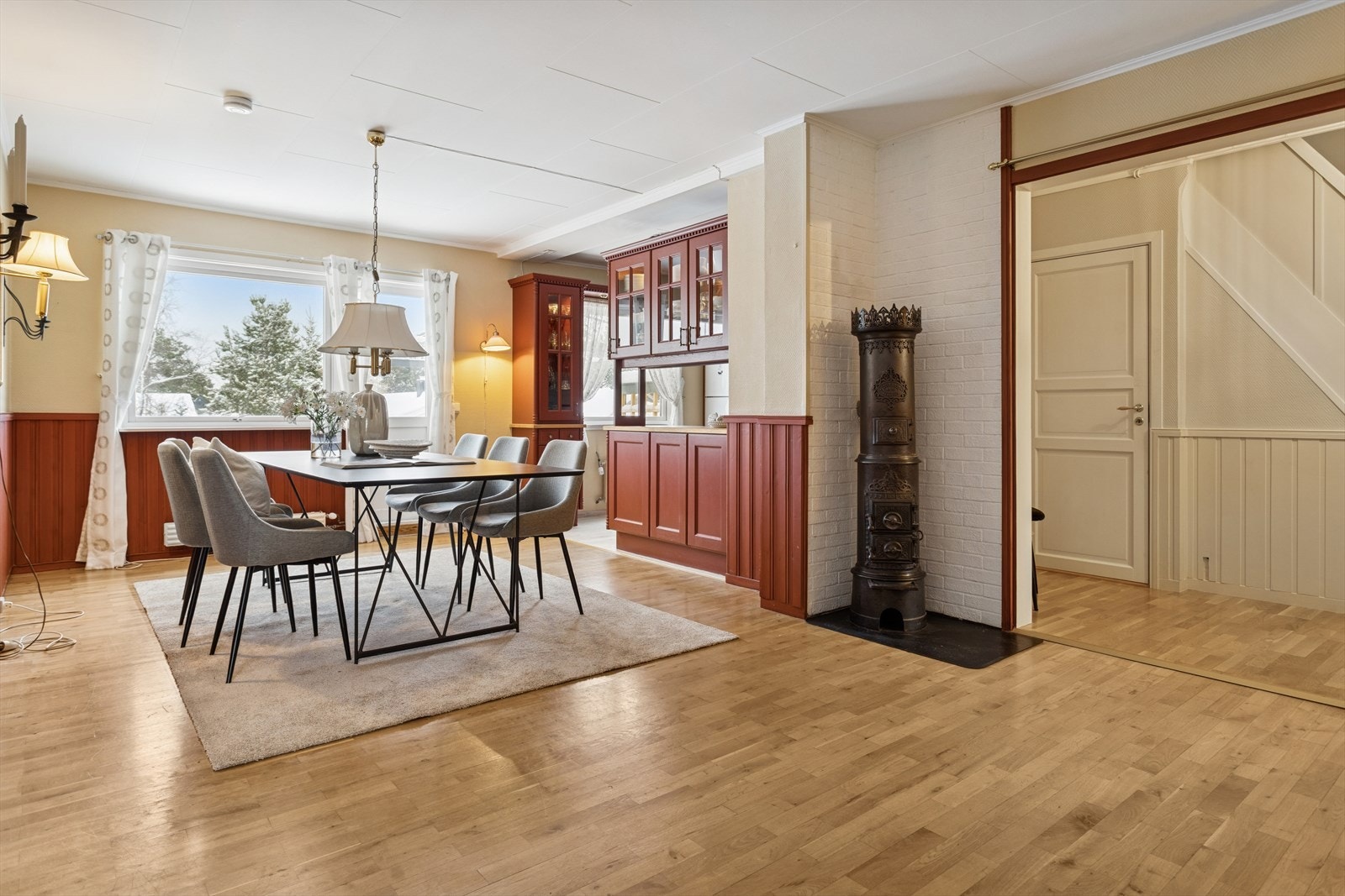 Dette gjør rommet ideelt for både hverdagsmåltider og større selskaper. Galleribilde