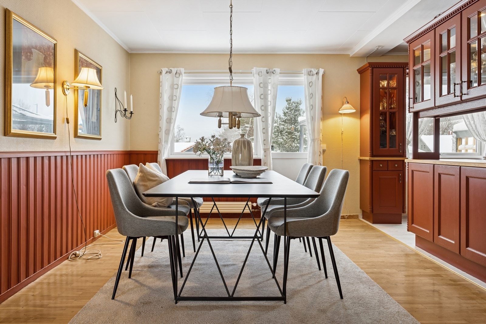 Fra spisestuen er det direkte utgang til en romslig terrasse med god plass til utemøbler i flere soner - perfekt for sommermåltider og hyggelige stunder utendørs. Galleribilde