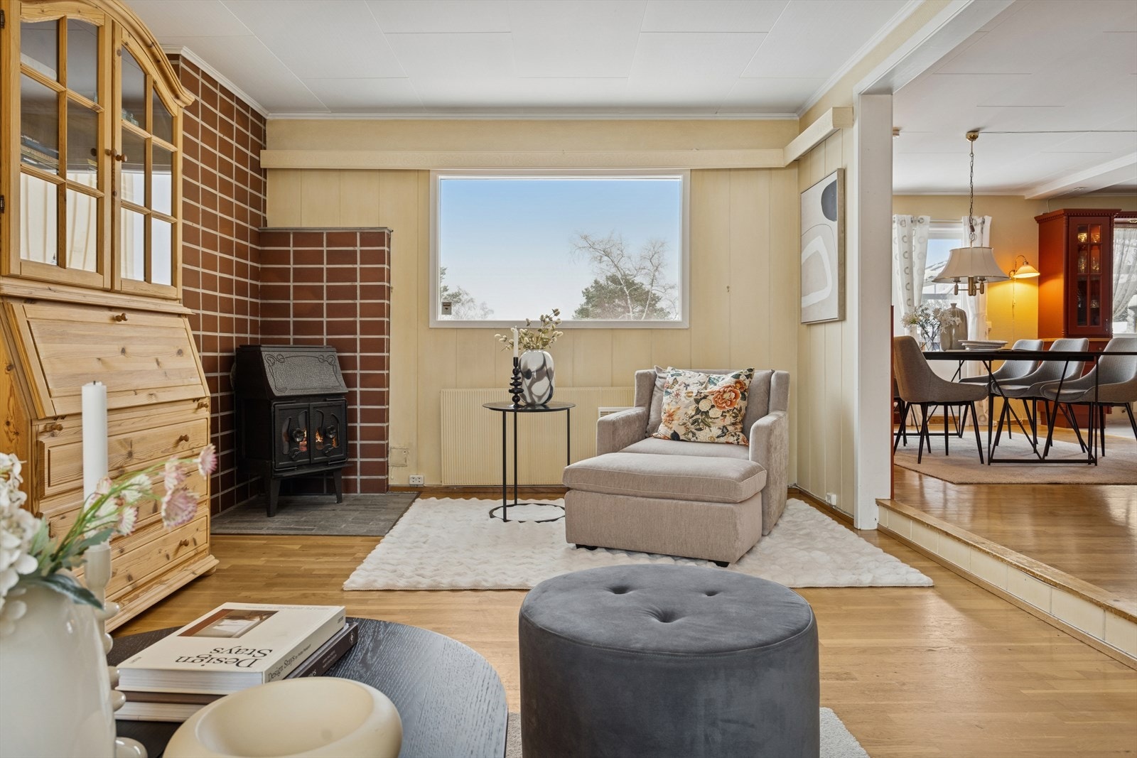 Stuen har to vedovner som gir både effektiv oppvarming og en lun, hyggelig stemning på kalde dager. Dette skaper en koselig atmosfære i oppholdsrommene og gir en ekstra komfort som mange setter pris på i vinterhalvåret. Galleribilde