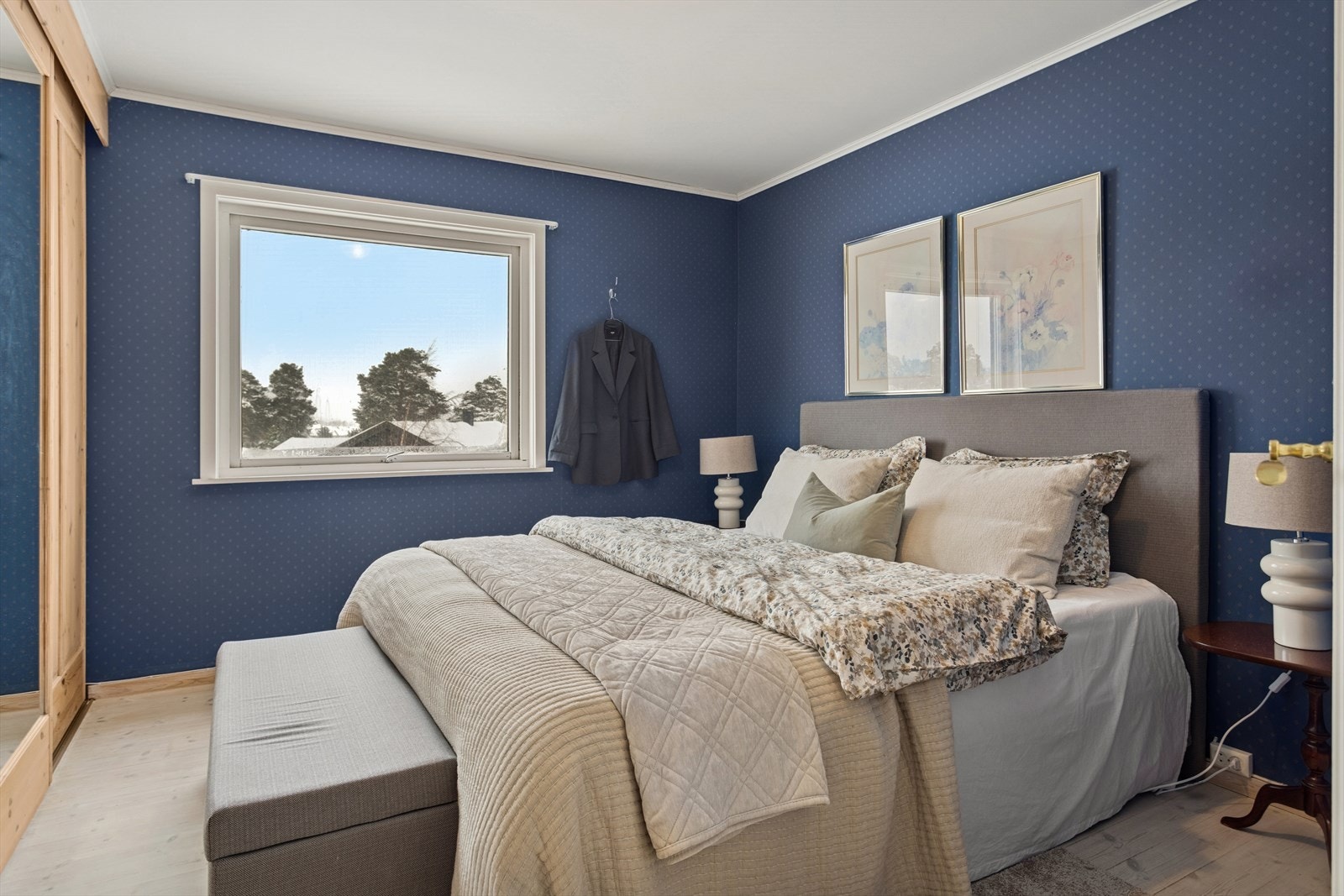 Fra hallen fører trappen opp til andre etasje, hvor du finner to romslige soverom med god plass til seng og tilbehør. Galleribilde