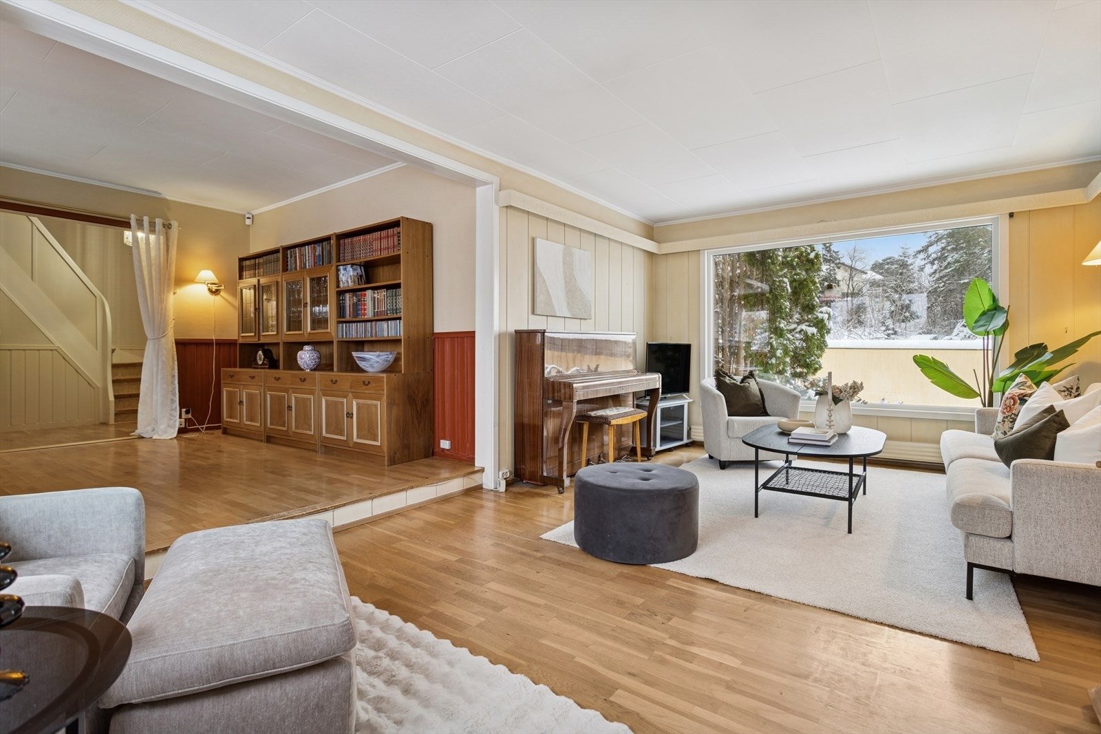 Stuen byr på god plass til flere møbelsoner, noe som gir fleksibilitet for både avslapning og sosiale sammenkomster. Galleribilde